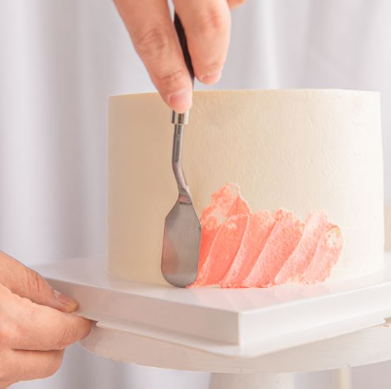 A set of tools for a pastry chef, a spatula for decorating a cake with  cream, a ring cake mold 22387721 Stock Photo at Vecteezy